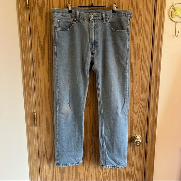 light wash levi jeans - Picture 2 of 4